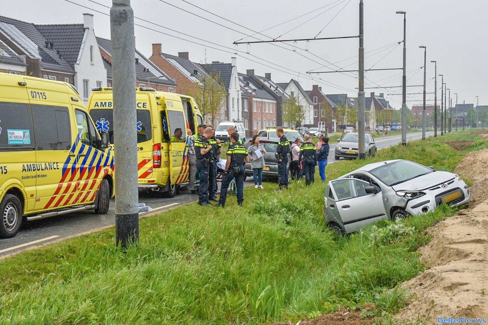 Auto over de kop bij aanrijding Marasingel Arnhem