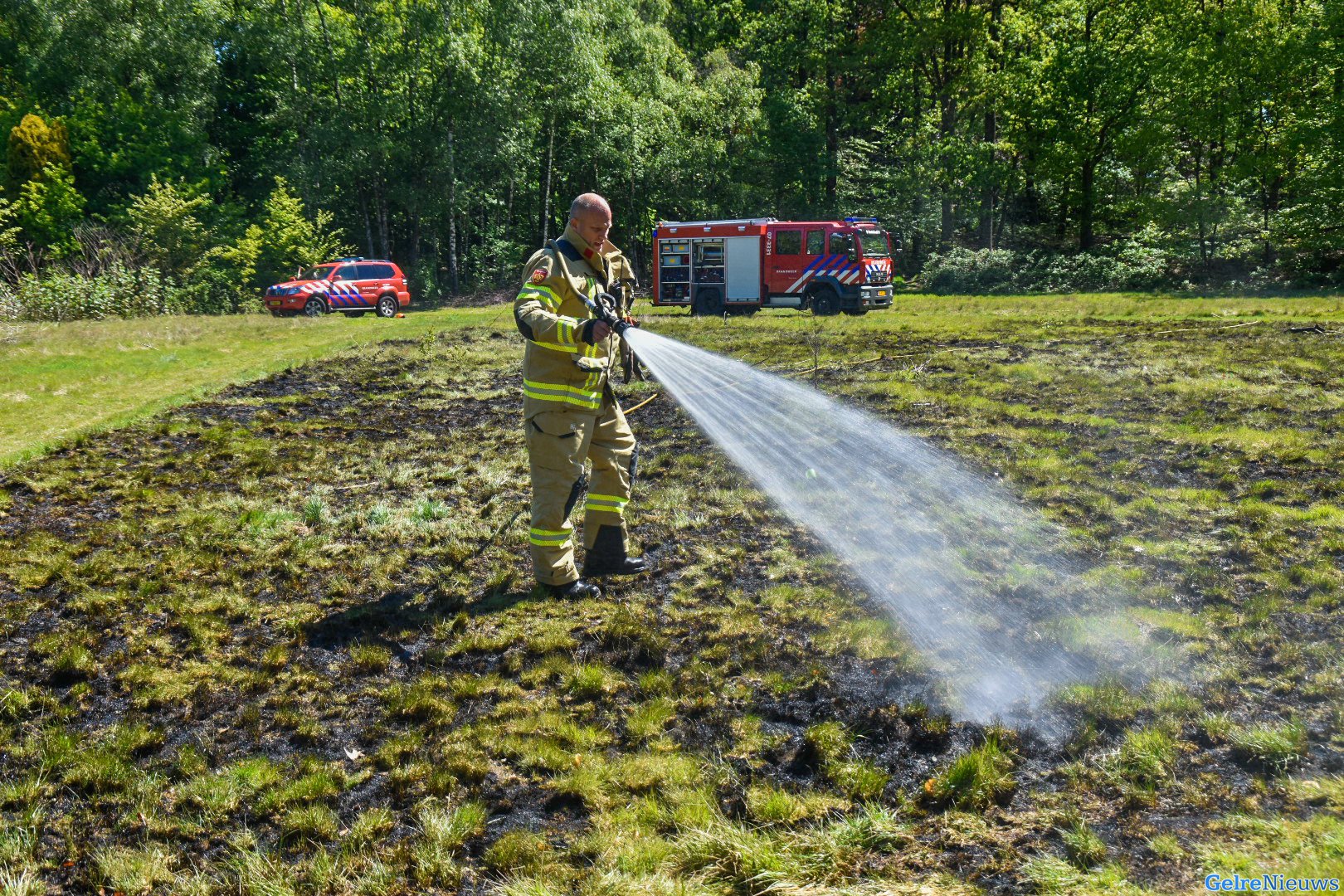 Brand in groot gedeelte van weiland bij Oosterbeek