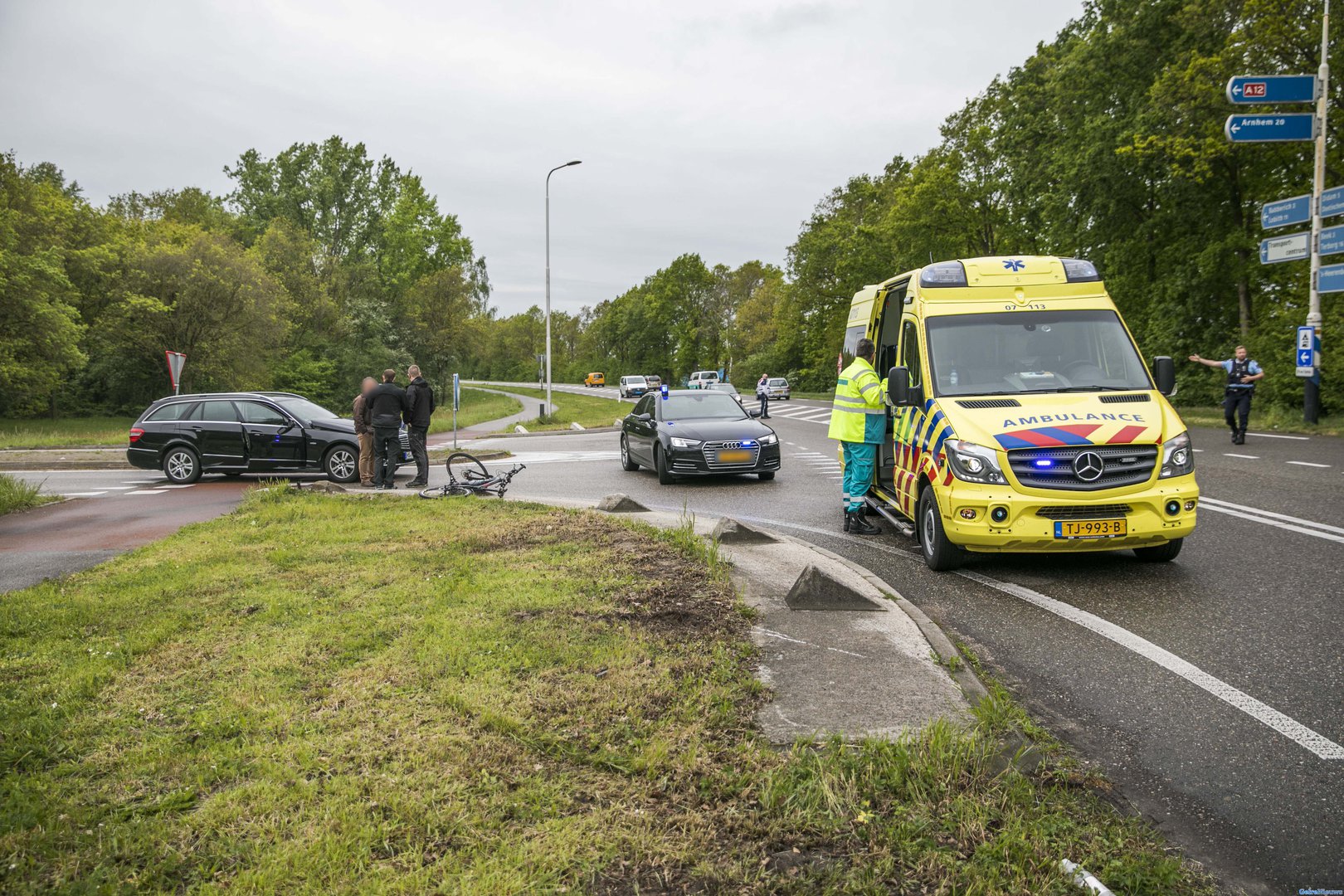 Fietser aangereden bij afrit A12 Babberich