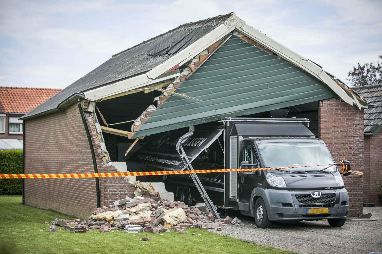 Schuur deels ingestort nadat man wagen eruit wil rijden