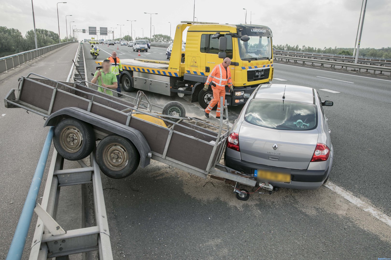 Aanhanger belandt op vangrail bij ongeval A12
