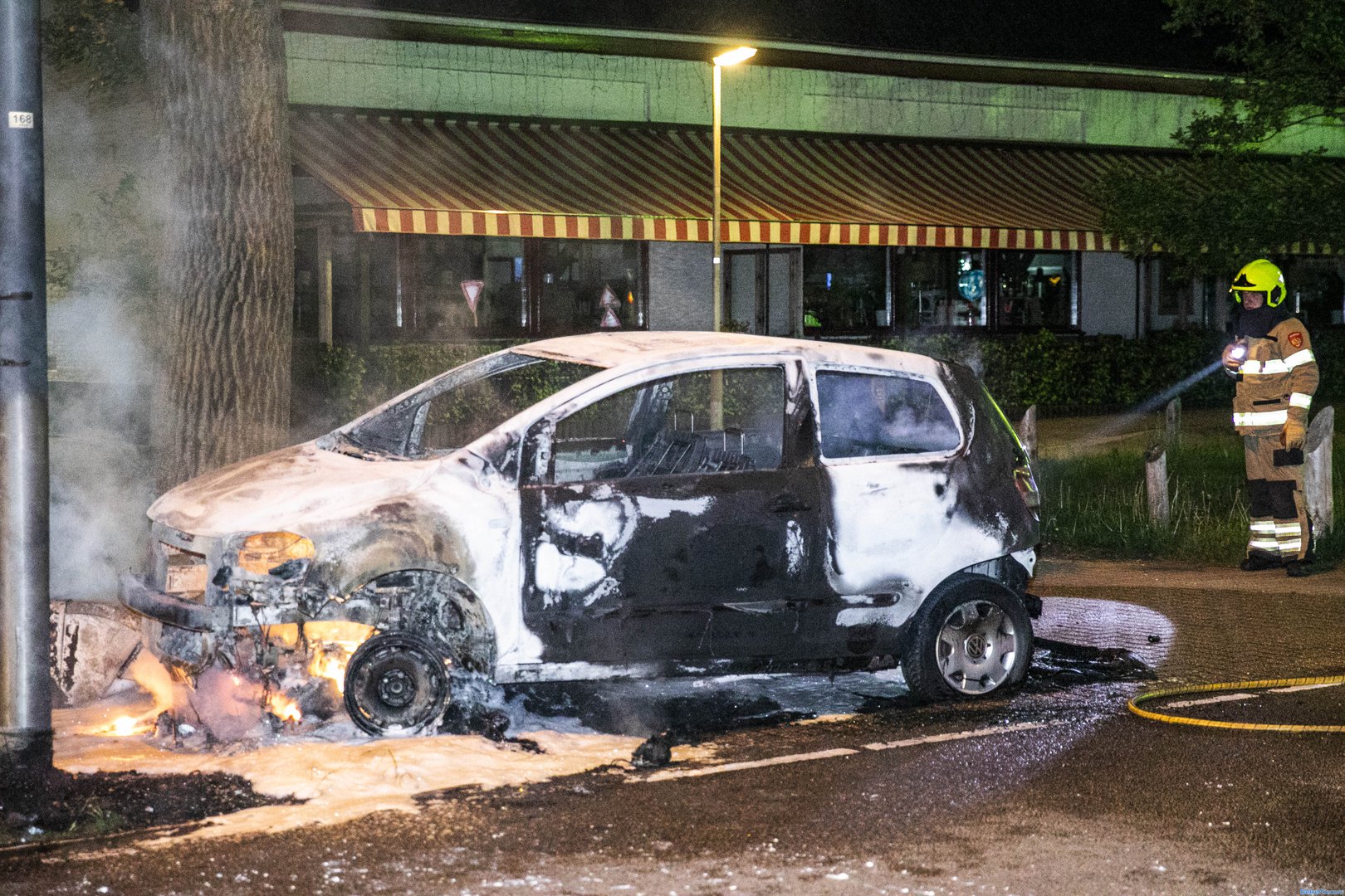Auto verwoest door brand bij pannenkoekenhuis in Arnhem