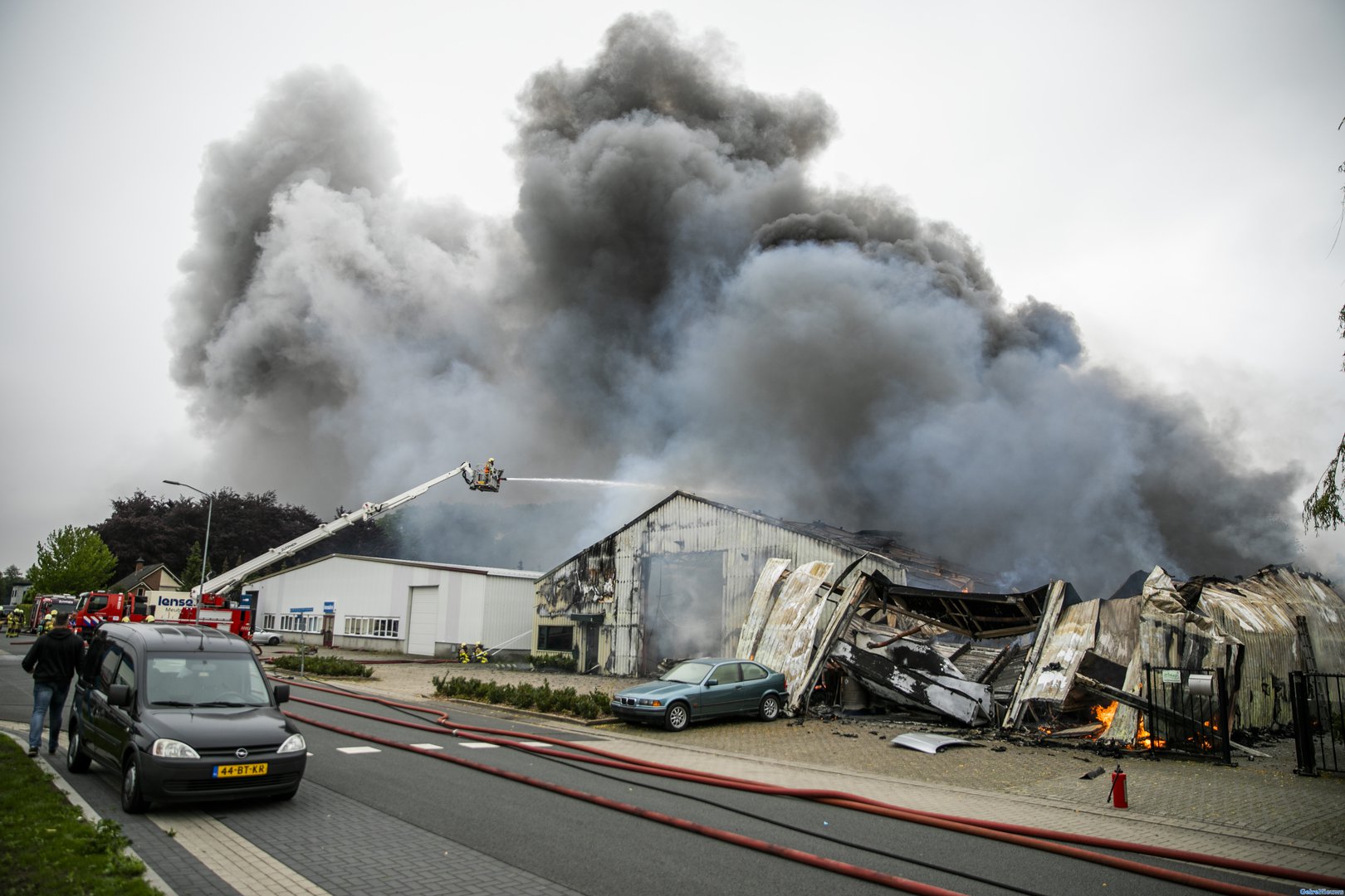 Grote brand in loods van autobedrijf in Vorden