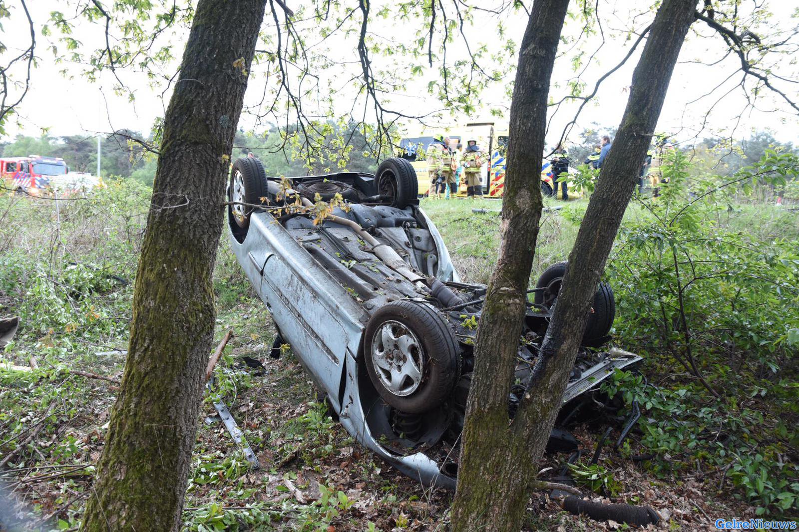 Auto over de kop bij ongeval op de A50 Wolfheze