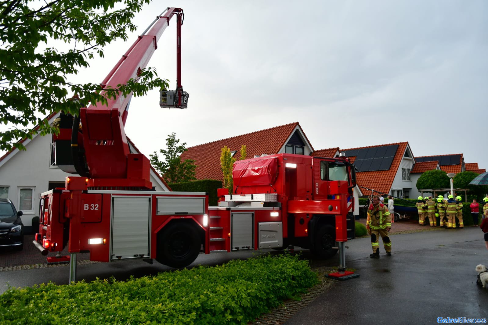 Dakbrand na blikseminslag in Lathum