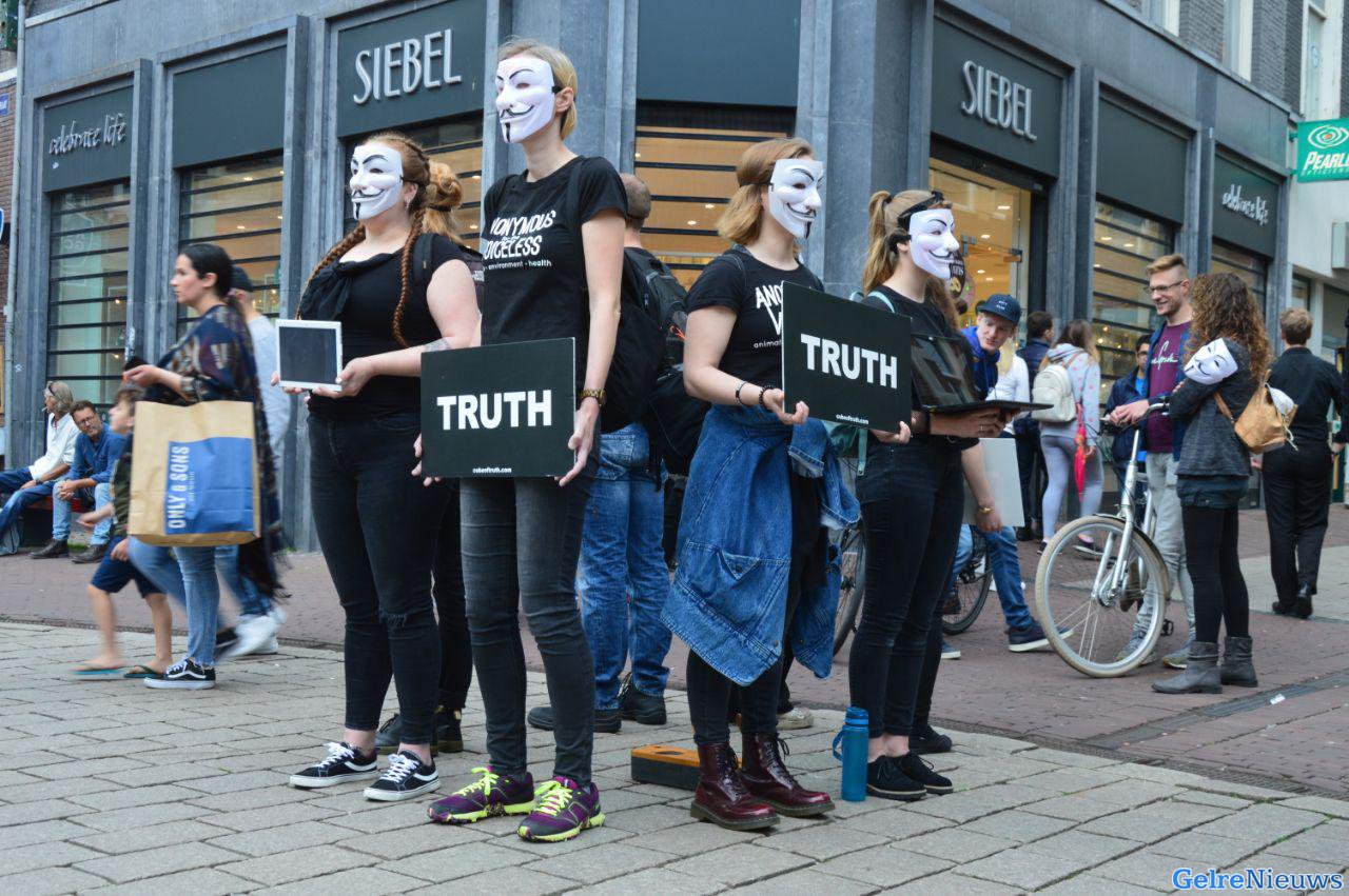 Dierenactivisten demonstreren in centrum van Arnhem