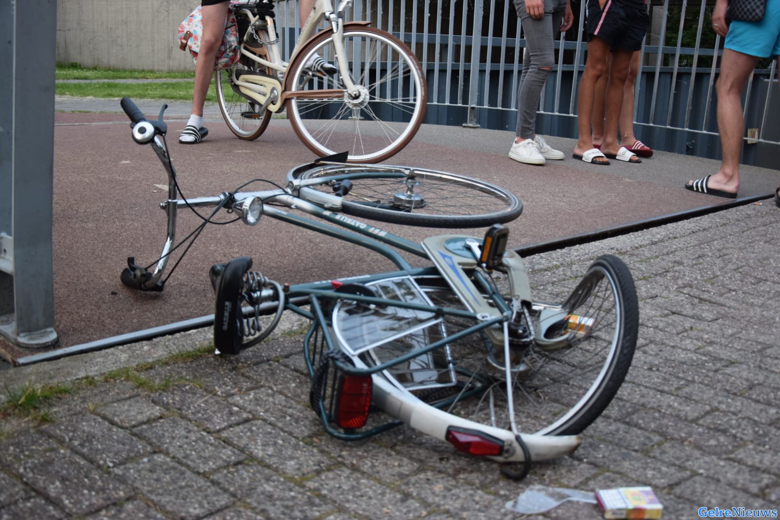 Fietsster en scooterrijders botsen in Arnhem-Zuid