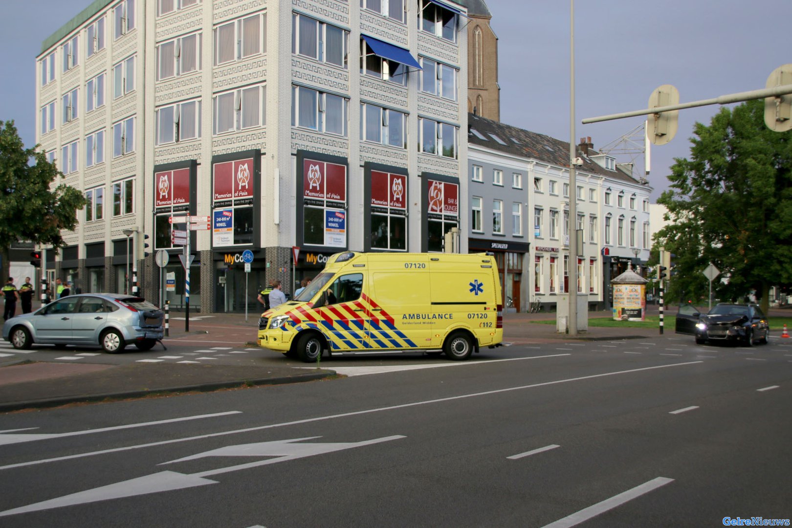 Man aangehouden na kop-staart ongeval Velperplein