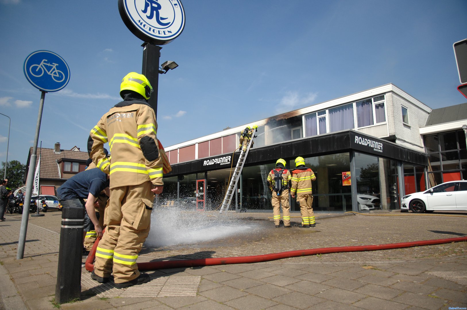 Flinke brand in woning boven winkel in Velp