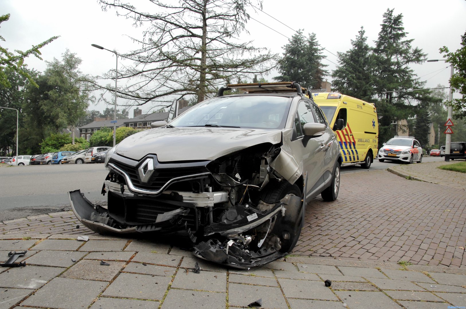 Automobilist onwel, flinke schade bij aanrijding
