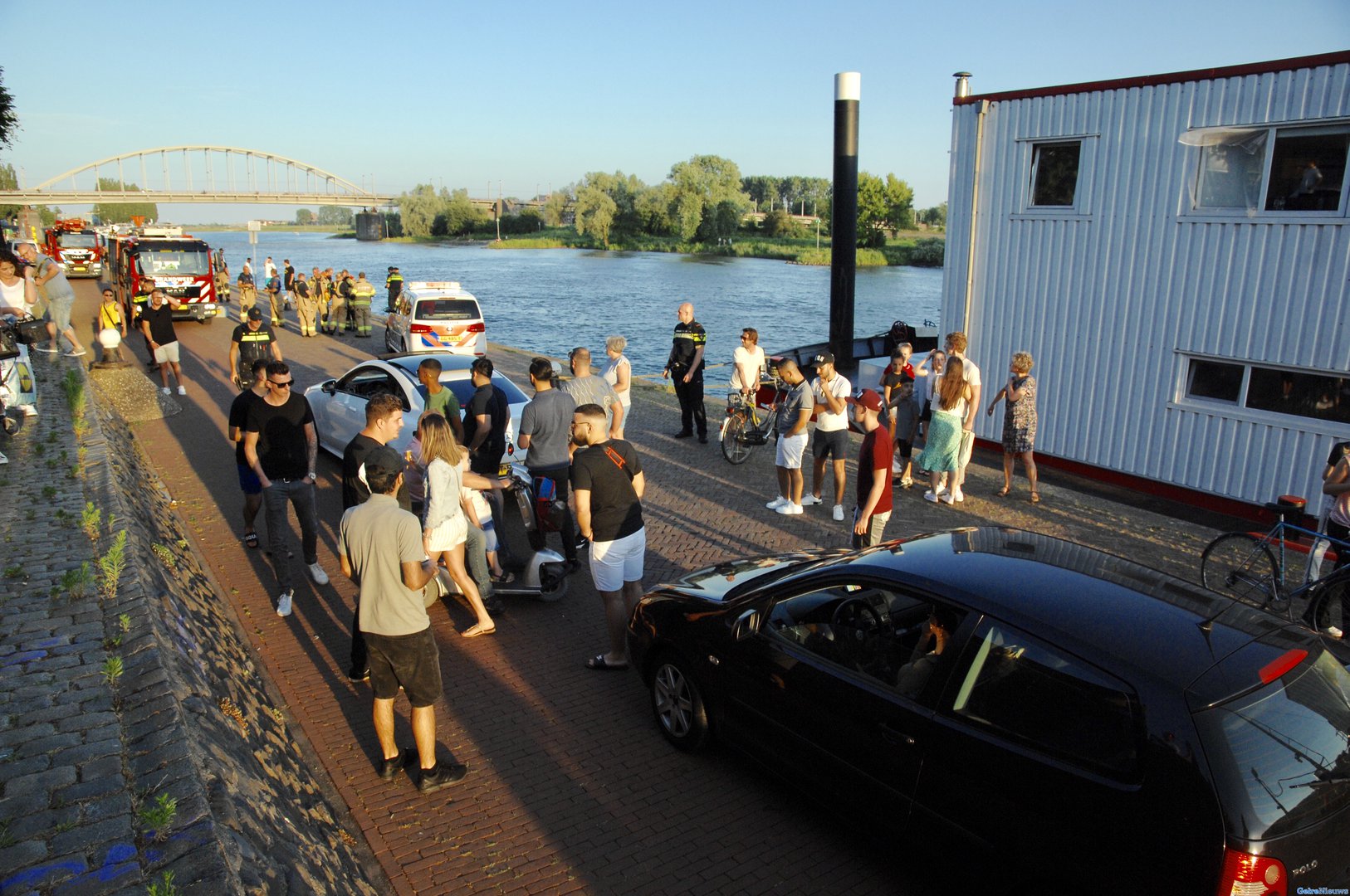 Auto raakt te water bij de Rijnkade in Arnhem