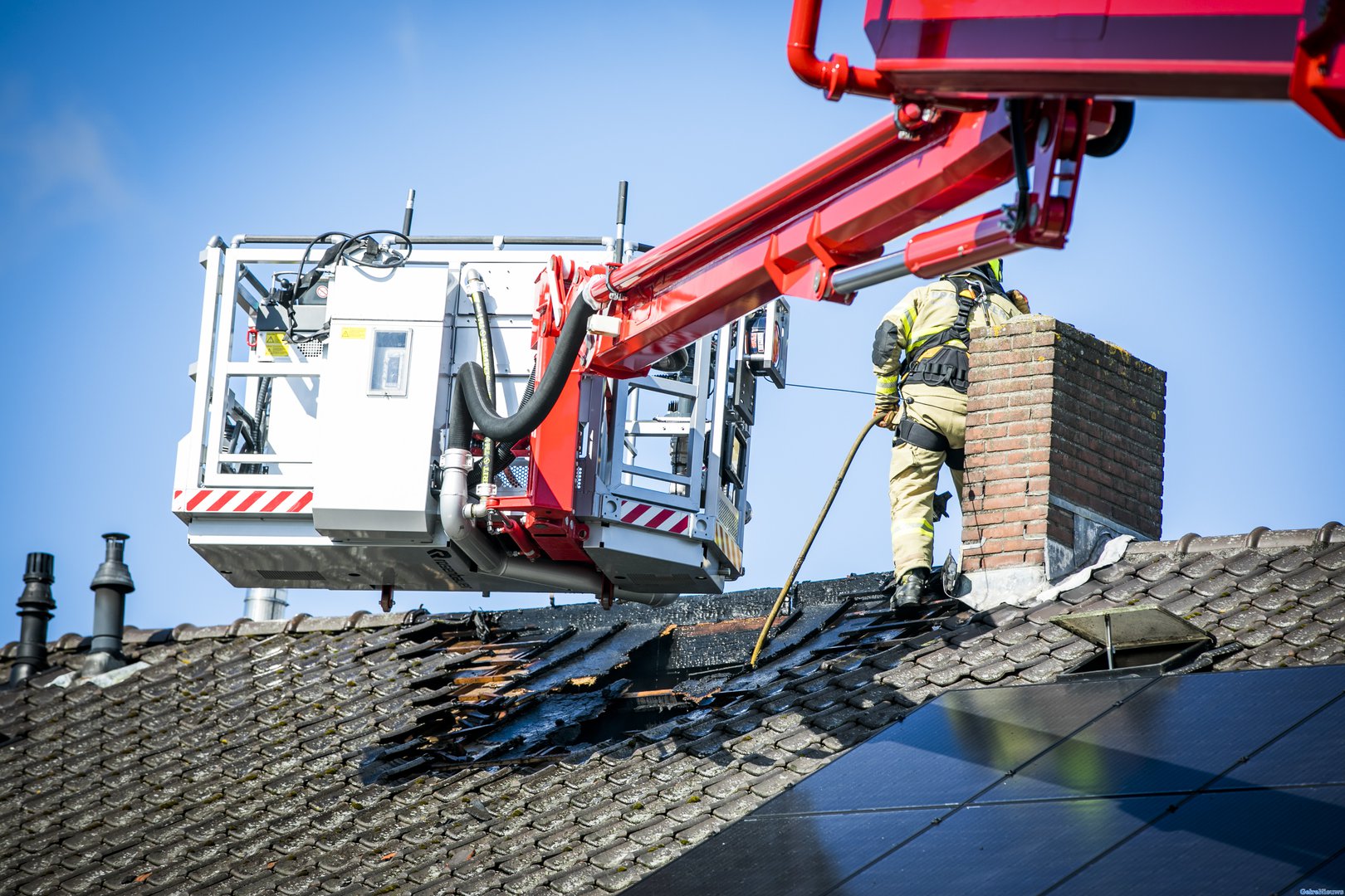 Uitslaande zolderbrand in tussenwoning Elst
