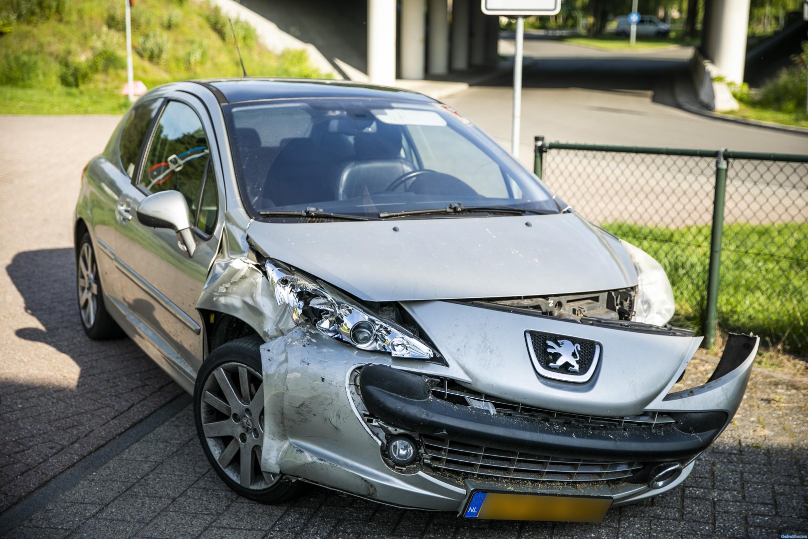 Doorrijder parkeert auto bij schadehersteller in Velp