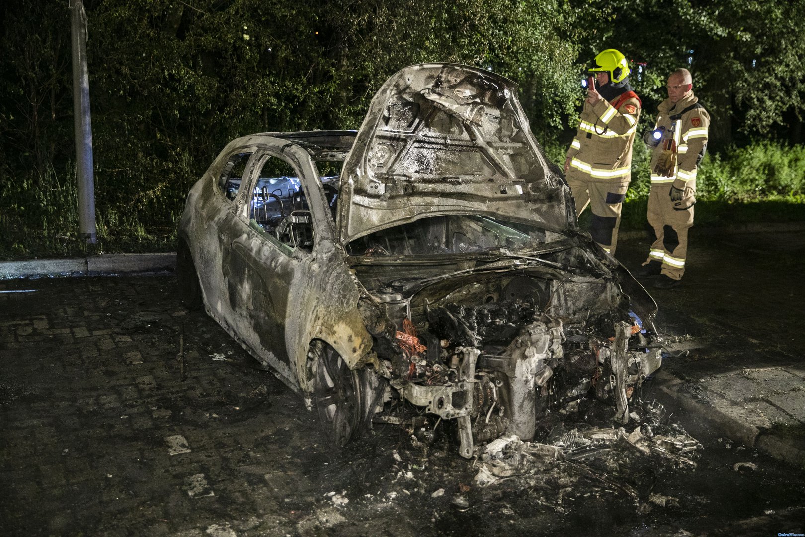 Auto brandt volledig uit in Arnhem