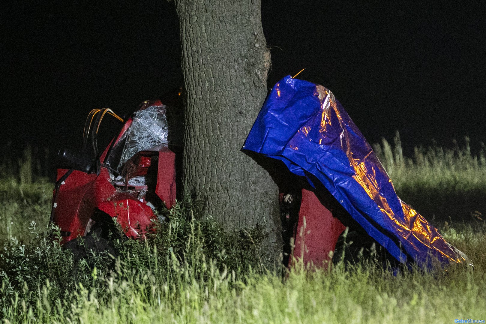 Automobilist crasht tegen boom en overlijdt