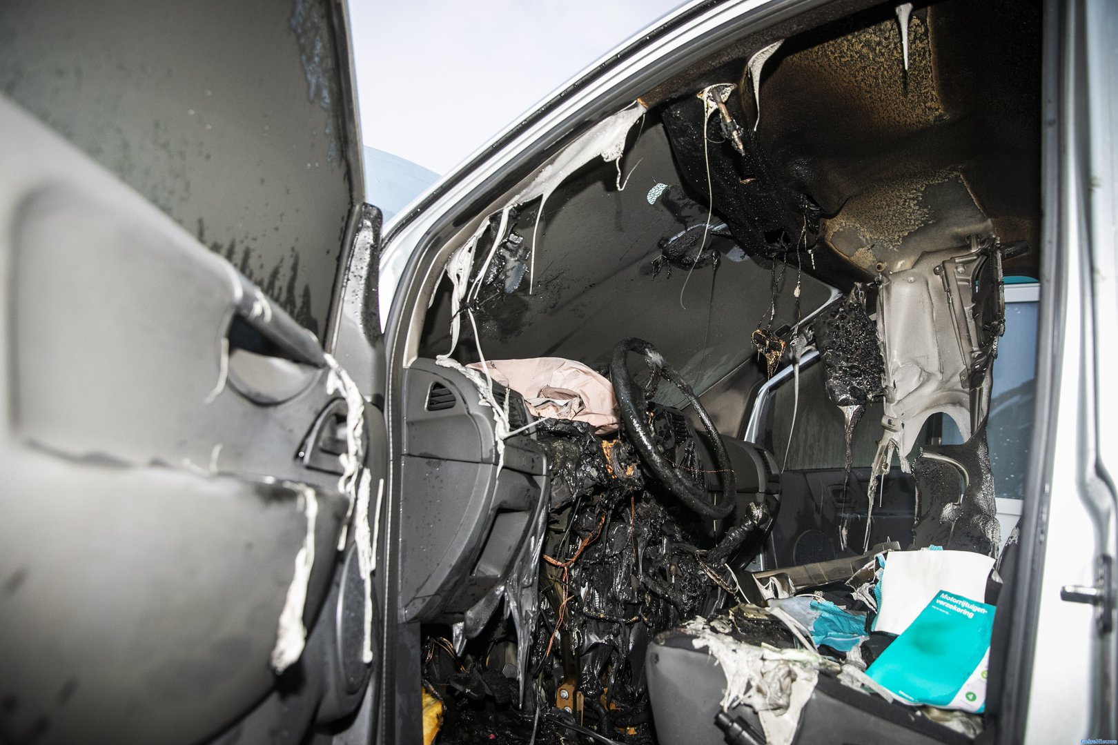 Auto vliegt in brand voor woning in Giesbeek