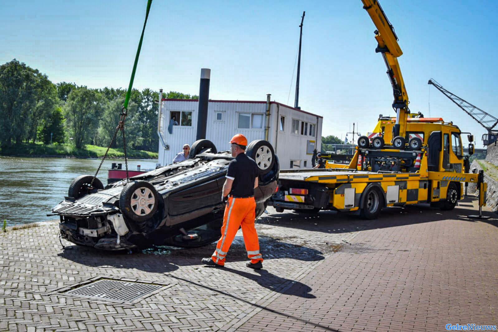 Te water geraakte Renault uit Rijn bij Arnhem gehaald