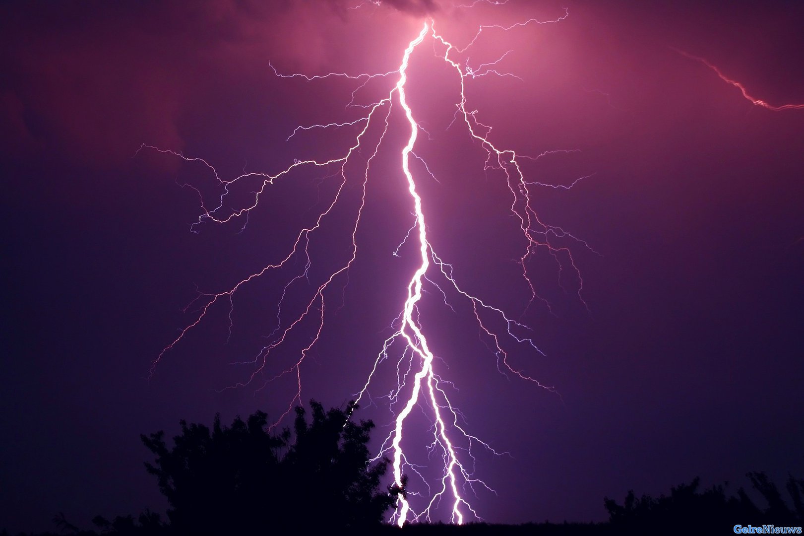 KNMI Waarschuwt voor Stevige Onweersbuien in Gelderland en Omgeving