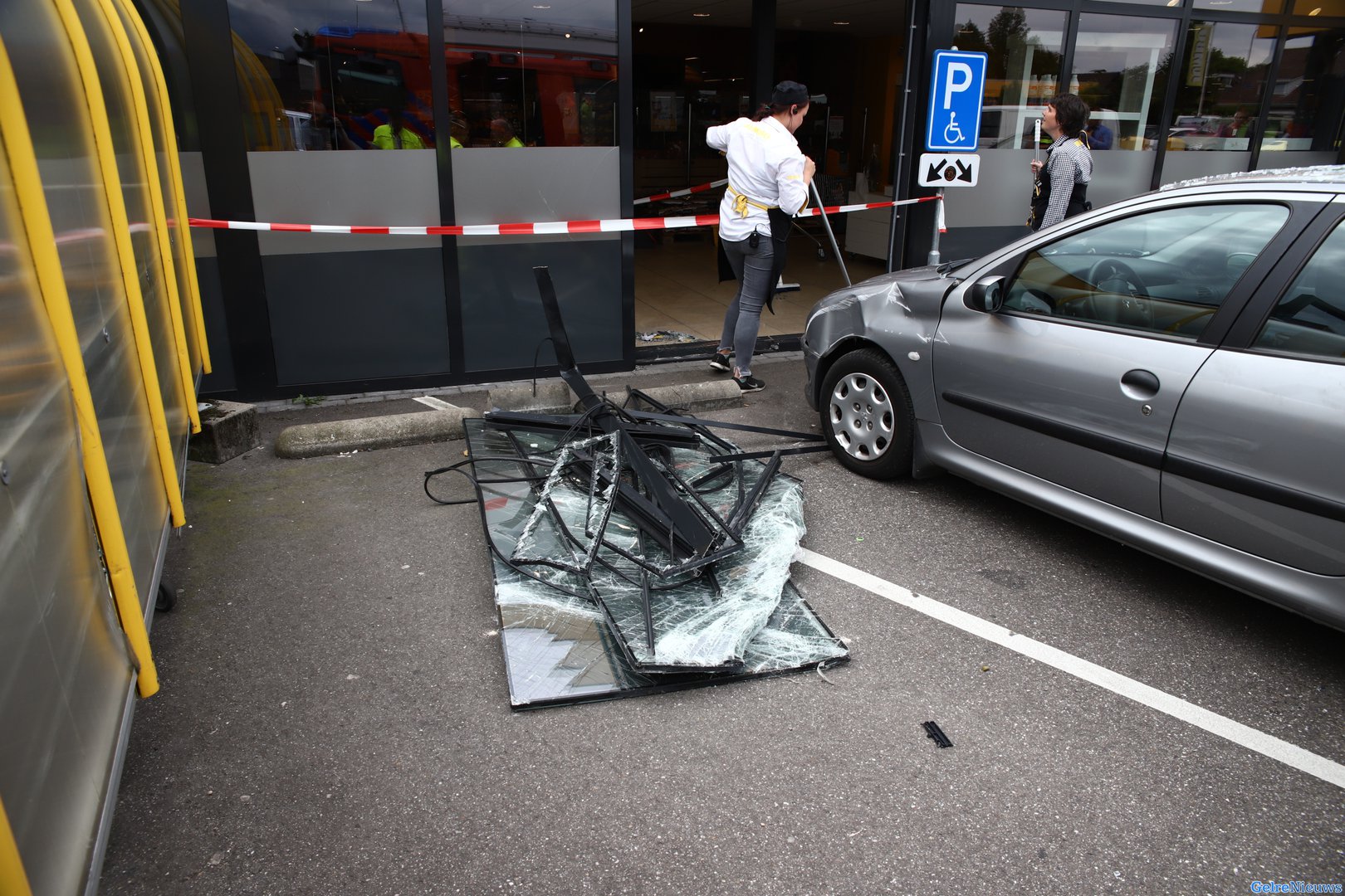 Auto rijdt Jumbo binnen: aanzienlijke schade aan pand