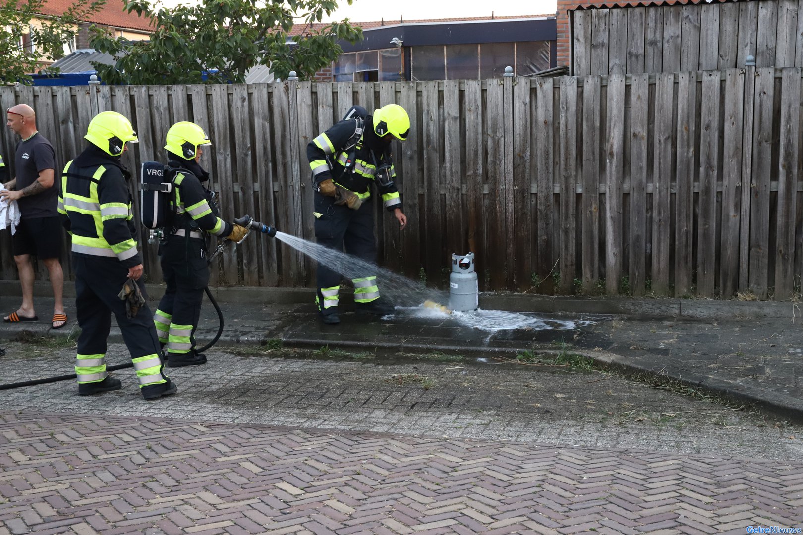 Brandweer koelt gasfles bij brand in bestelbus in Wadenoijen