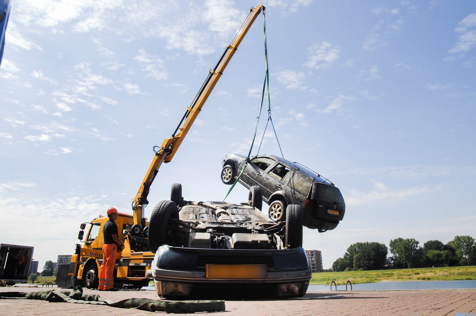 Auto rolt van Rijnkade af: 2 auto’s uit het water gehaald