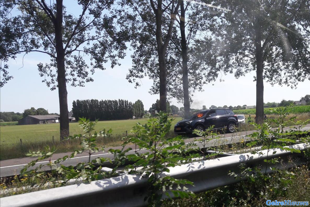 Auto in brand op de A12 bij Zevenaar
