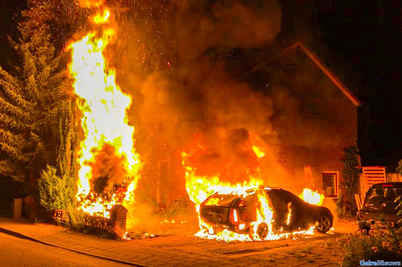 Meters hoge vlammen bij autobrand in Dieren
