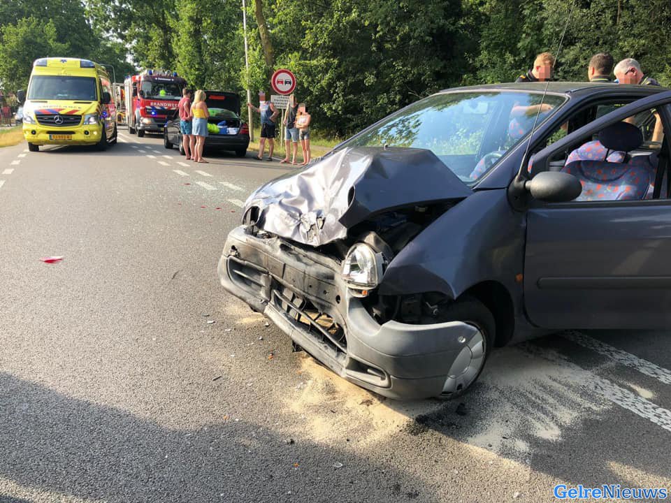 Omstanders halen gewonde uit voertuig na aanrijding in Zevenaar