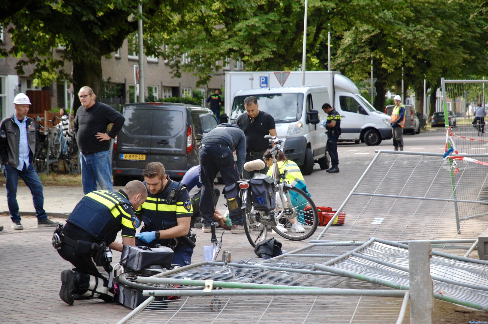 Fietsers zwaargewond door vallend bouwhek in Arnhem