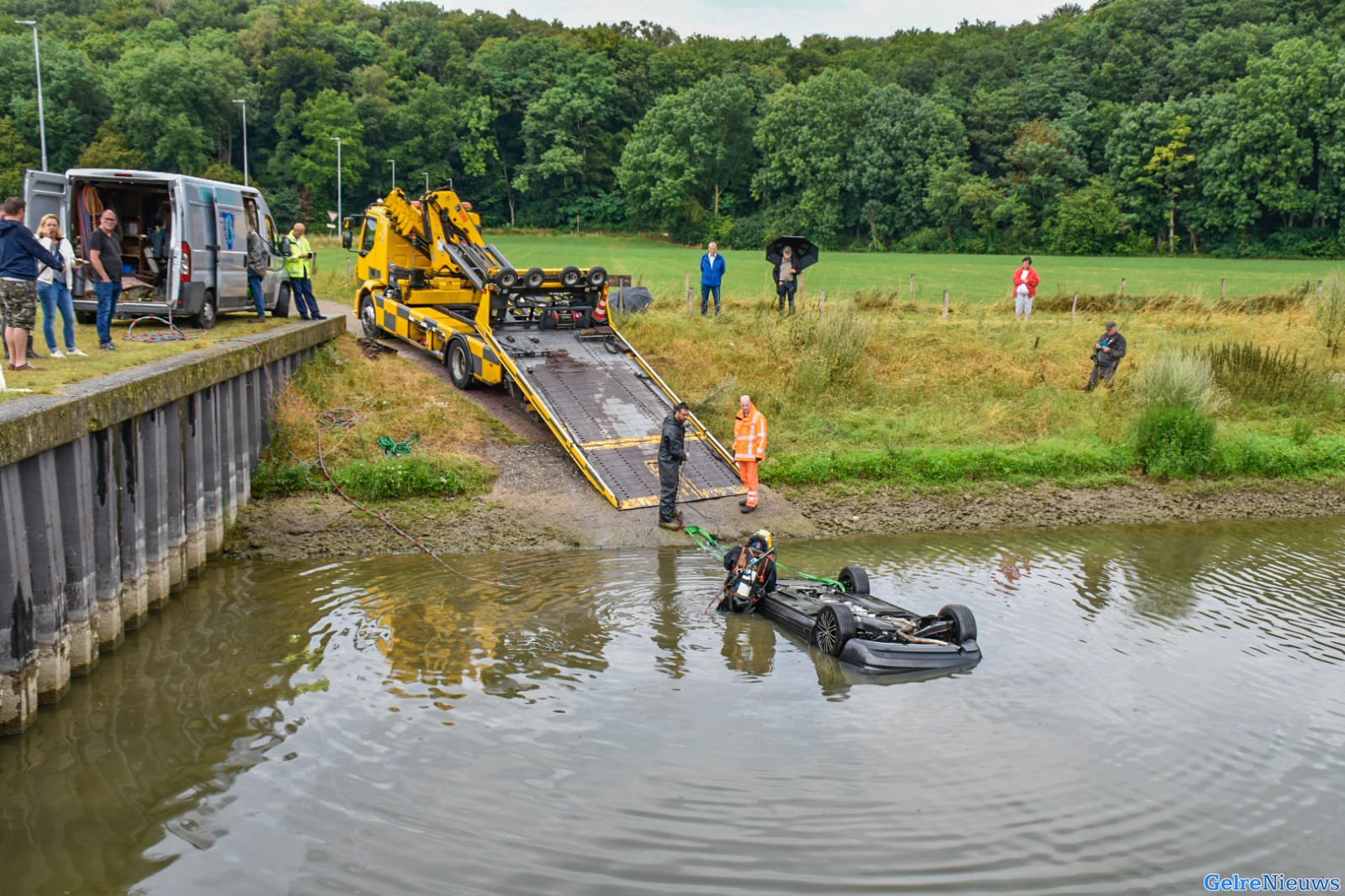 Auto raakt te water bij de stuw in Doorwerth