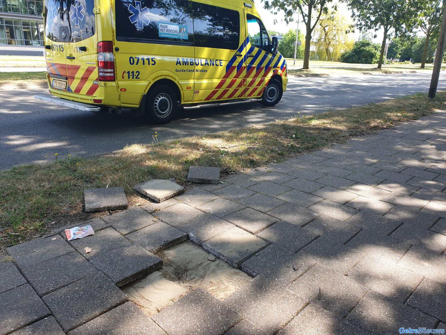 Twee gewonden door losliggende stoeptegels op Arnhems fietspad
