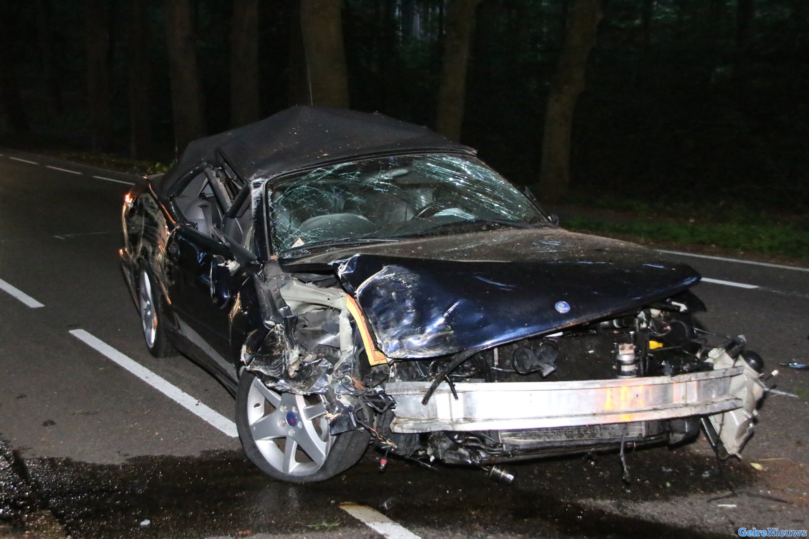 Auto crasht tegen boom op de Schelmseweg