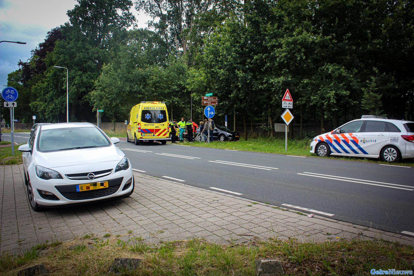 Vrouw gewond na botsing met auto in Dieren