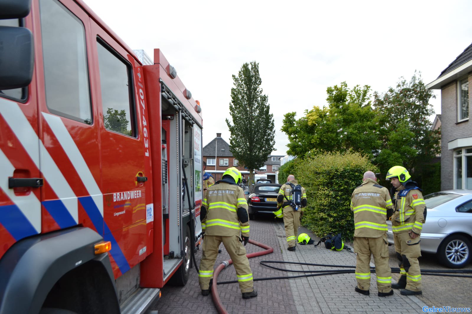 Coniferenhaag vliegt in de brand in Huissen