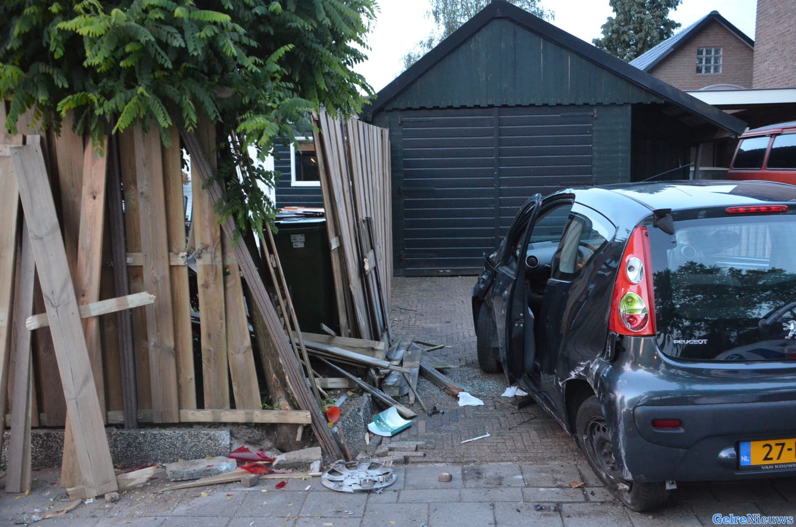 Automobilist ramt schutting in Ede