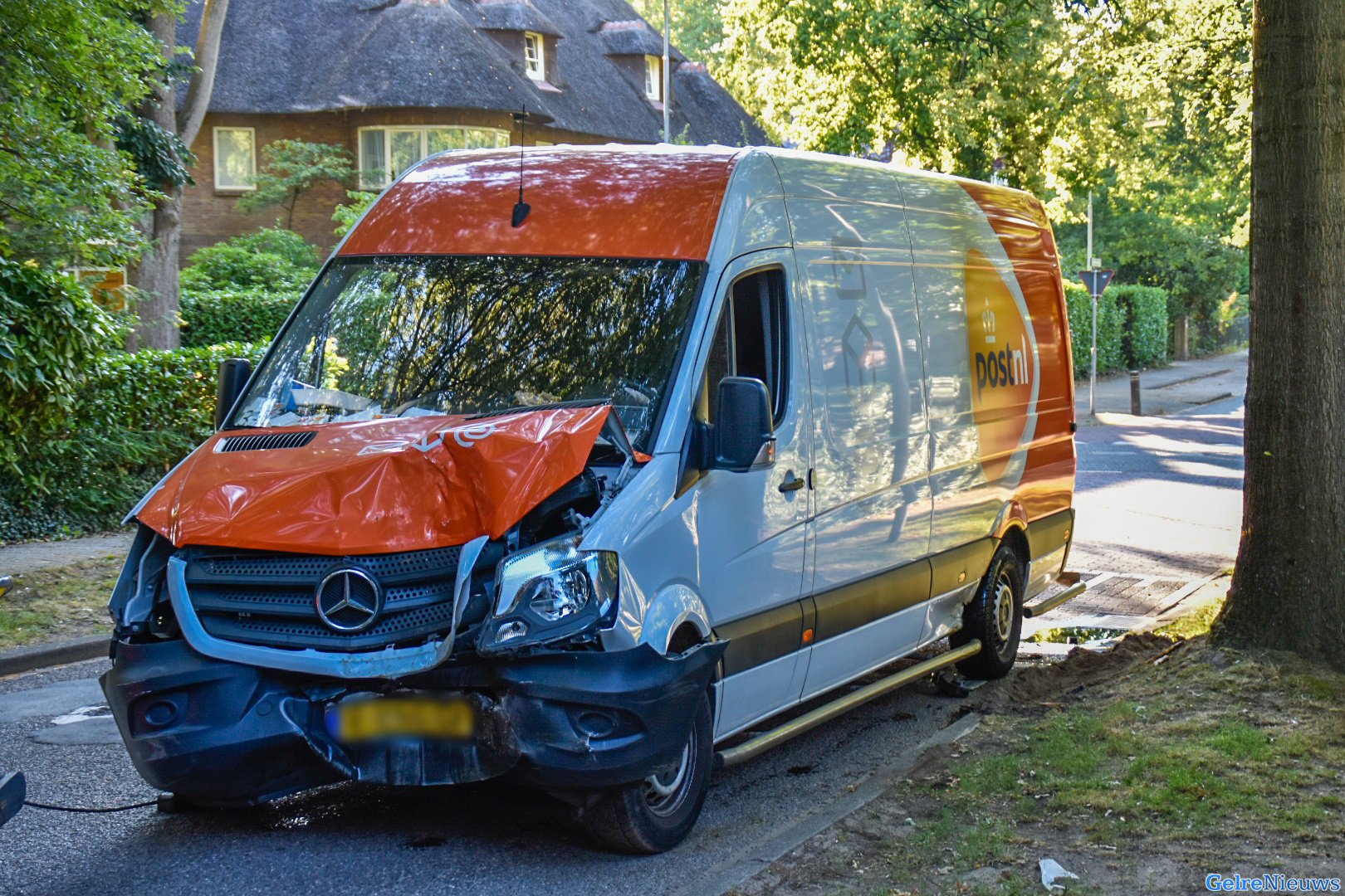 Flinke schade na botsing met PostNL-bus en auto in Oosterbeek