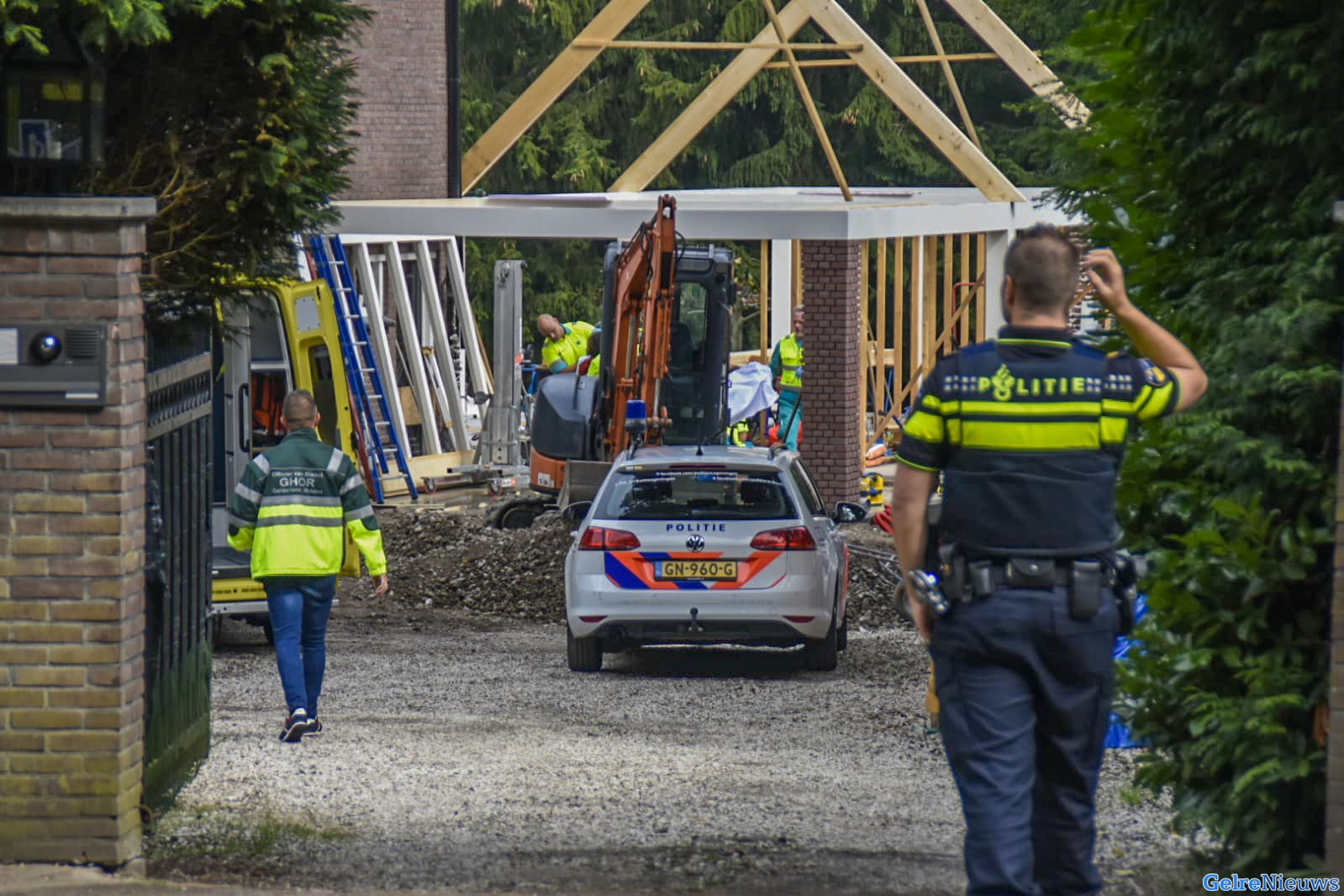 Man zwaargewond na val van ladder