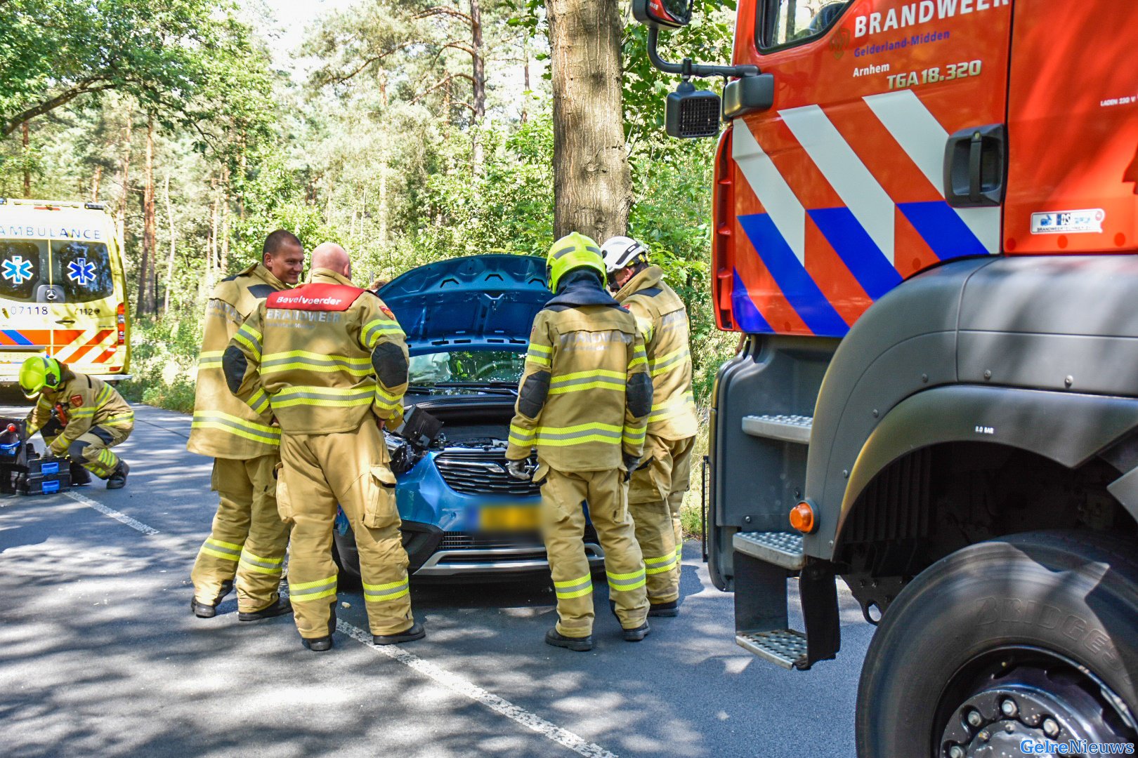 Twee personen naar het ziekenhuis na botsing tegen boom bij Arnhem
