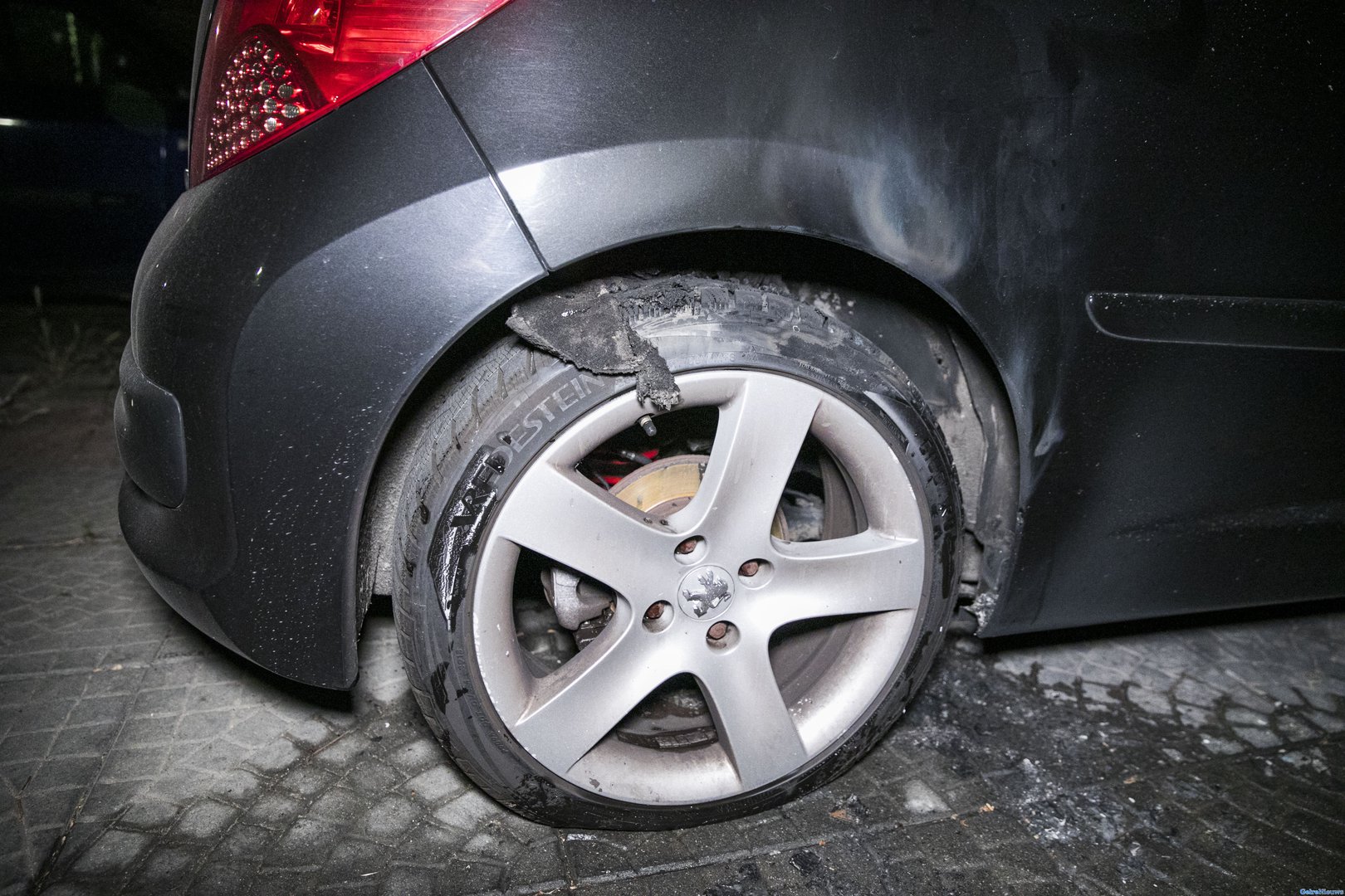 Autobrand in Arnhem-Zuid op tijd ontdekt