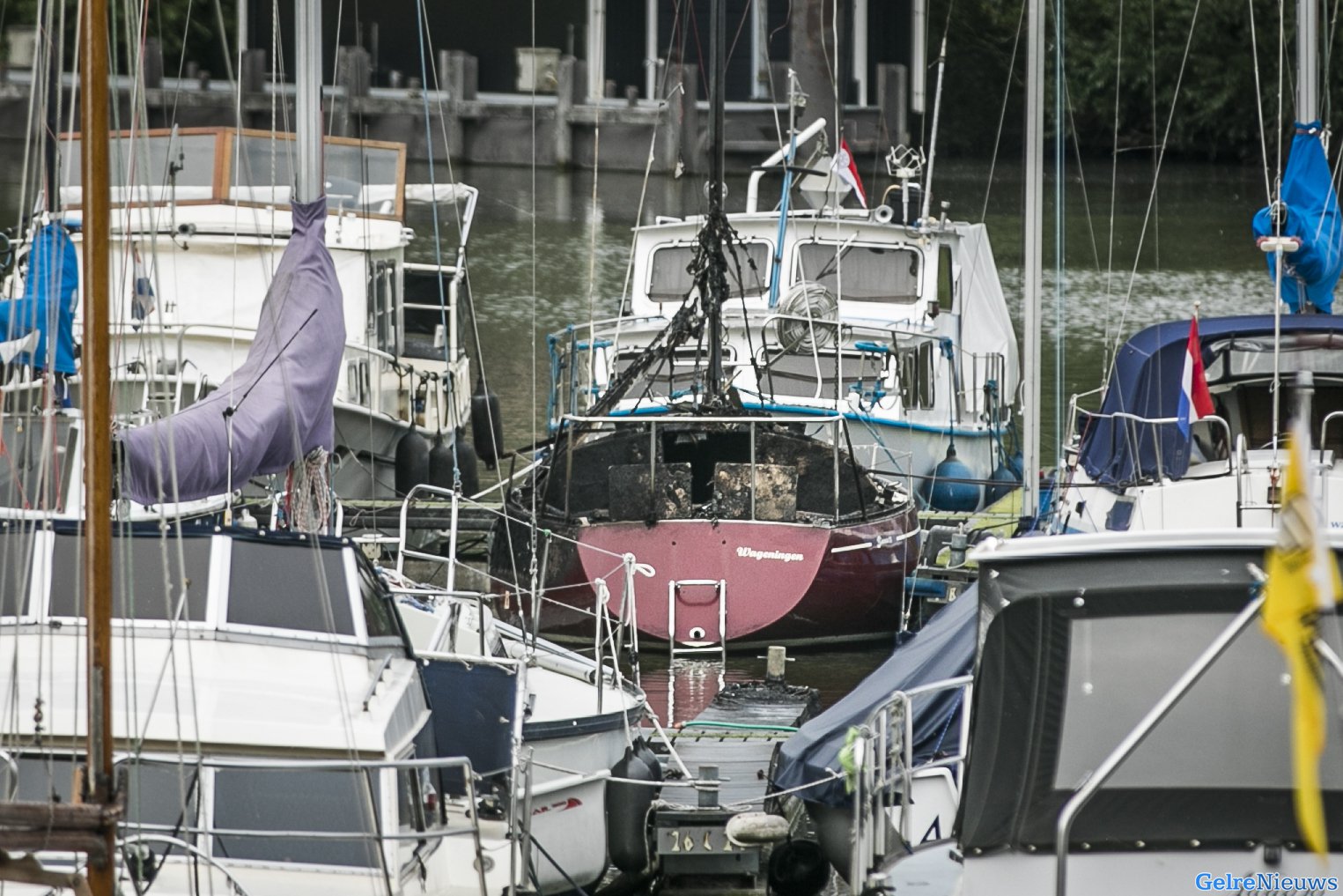 Dode bij brand in jachthaven in Wageningen