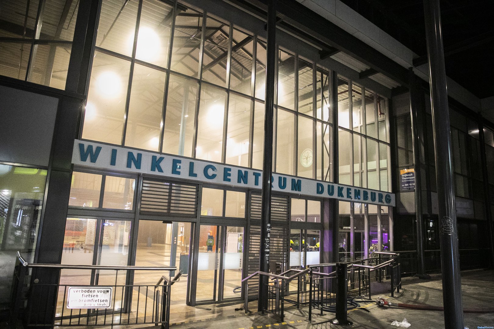 Brand zet Winkelcentrum Dukenburg onder rook