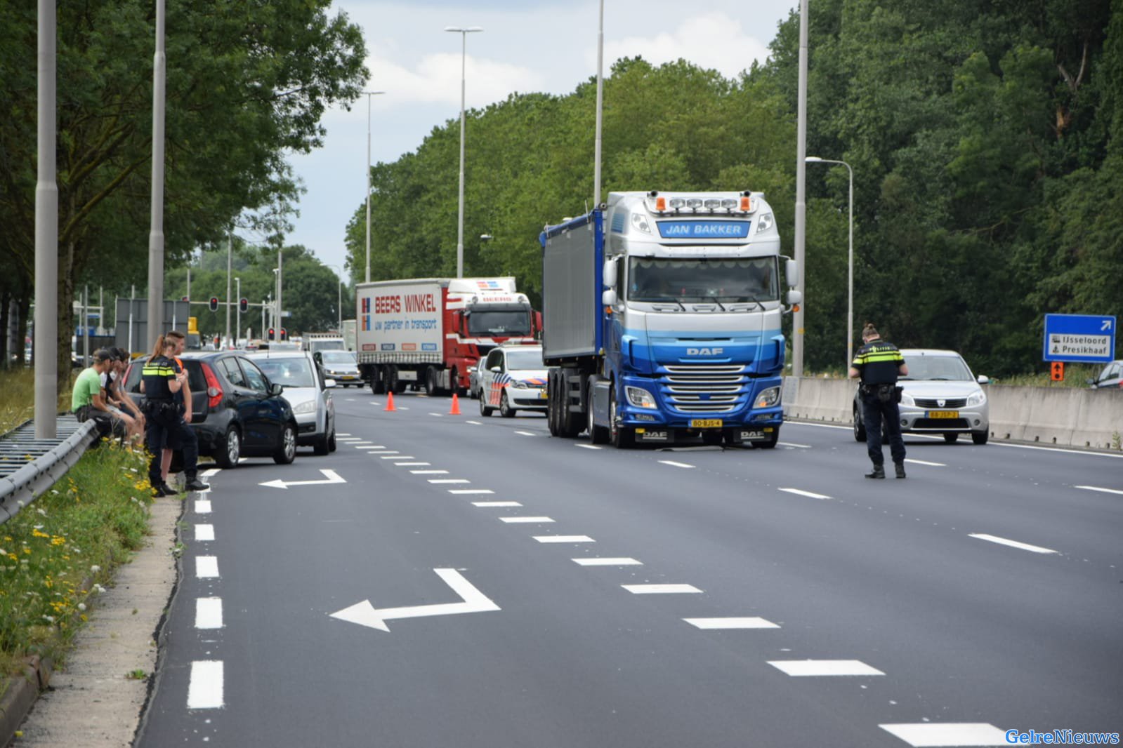 Vrachtwagen verwisselt van rijstrook en ramt hierbij een auto