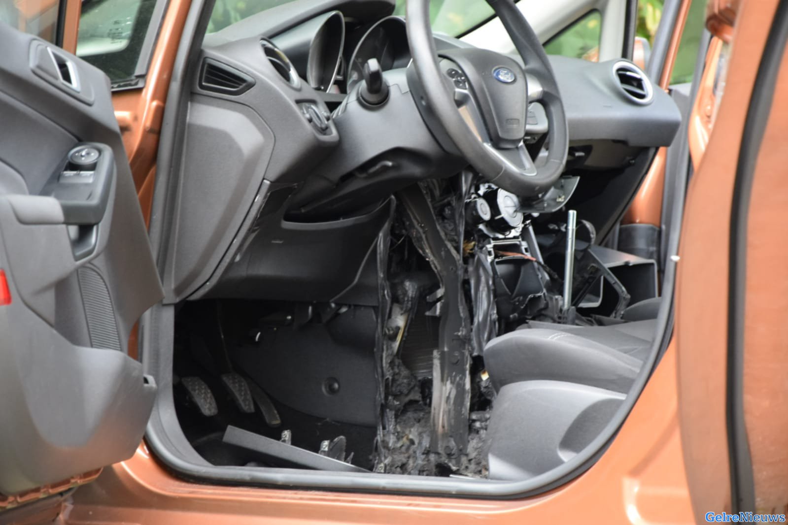 Dashboard van auto weggesmolten op parkeerplaats in Arnhem