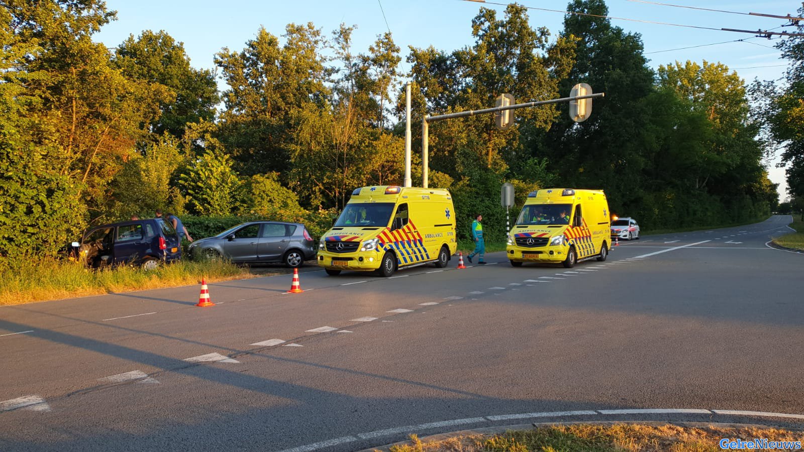 Automobilist wordt niet lekker en botst tegen boom
