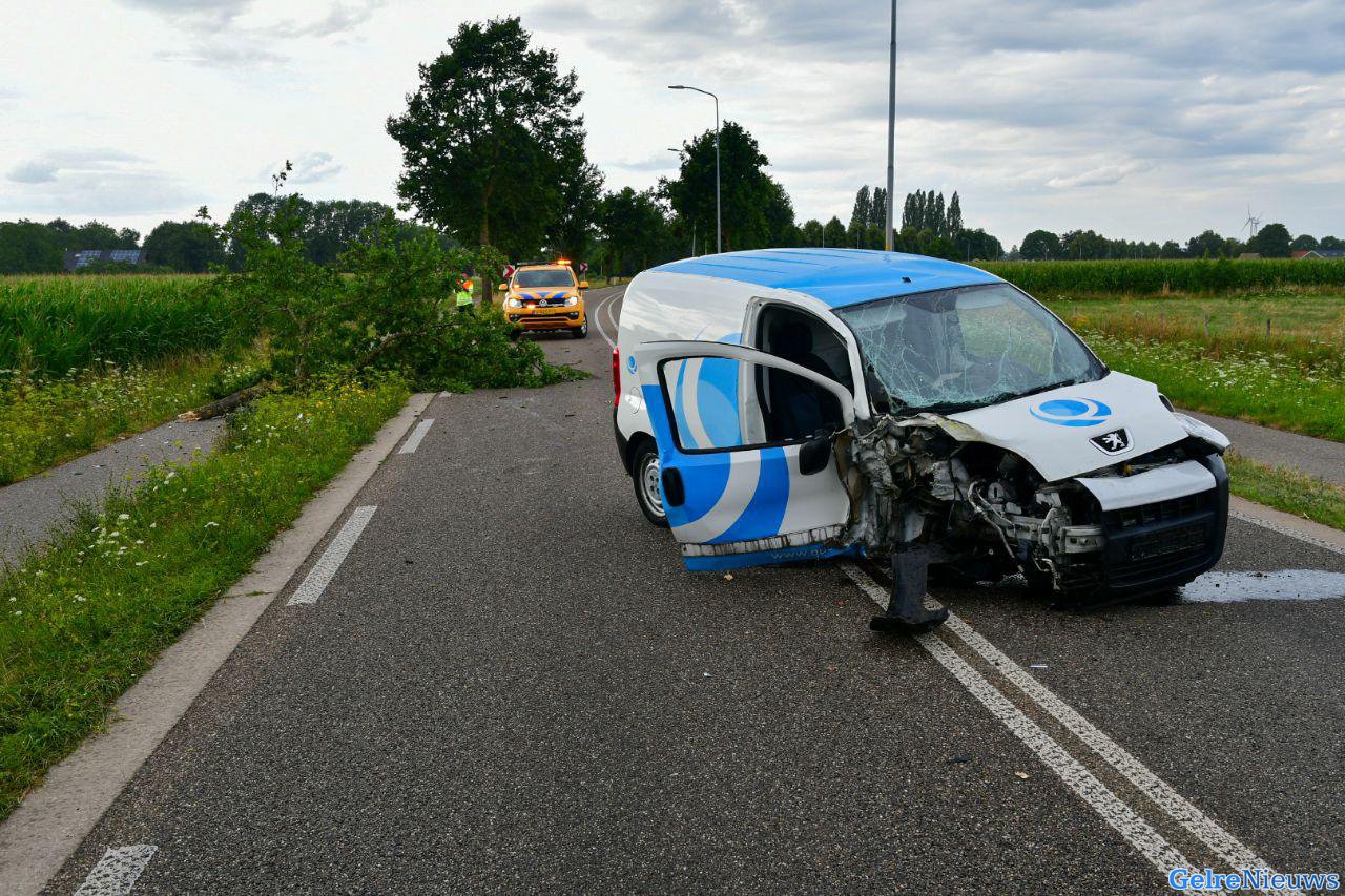 Bestuurder rijdt boom uit de grond in Duiven: weg dicht