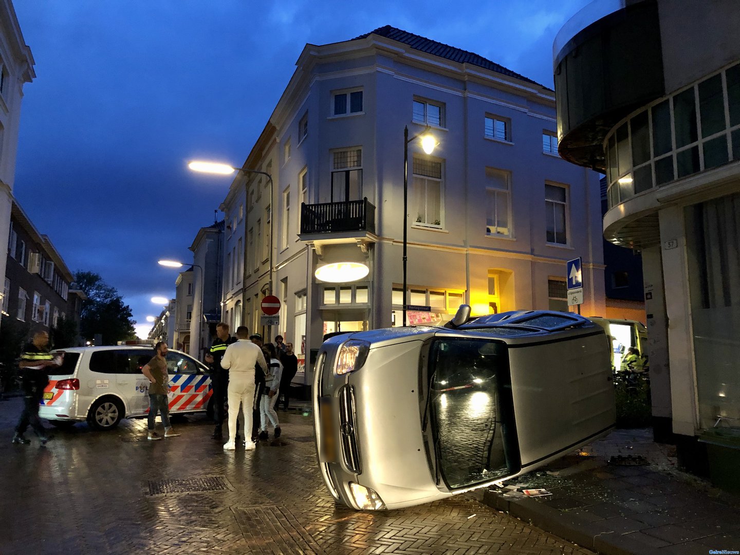 Auto op kant bij aanrijding in Arnhemse wijk Spijkerkwartier