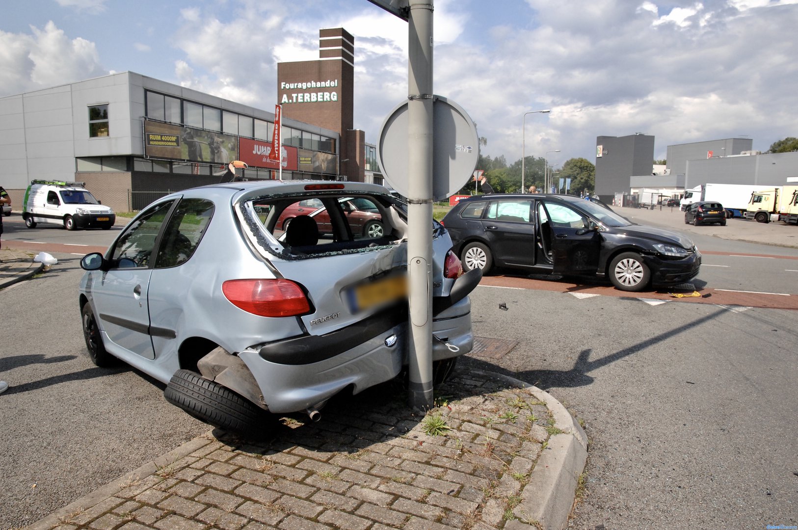 Flinke schade bij aanrijding op industrieterrein in Arnhem