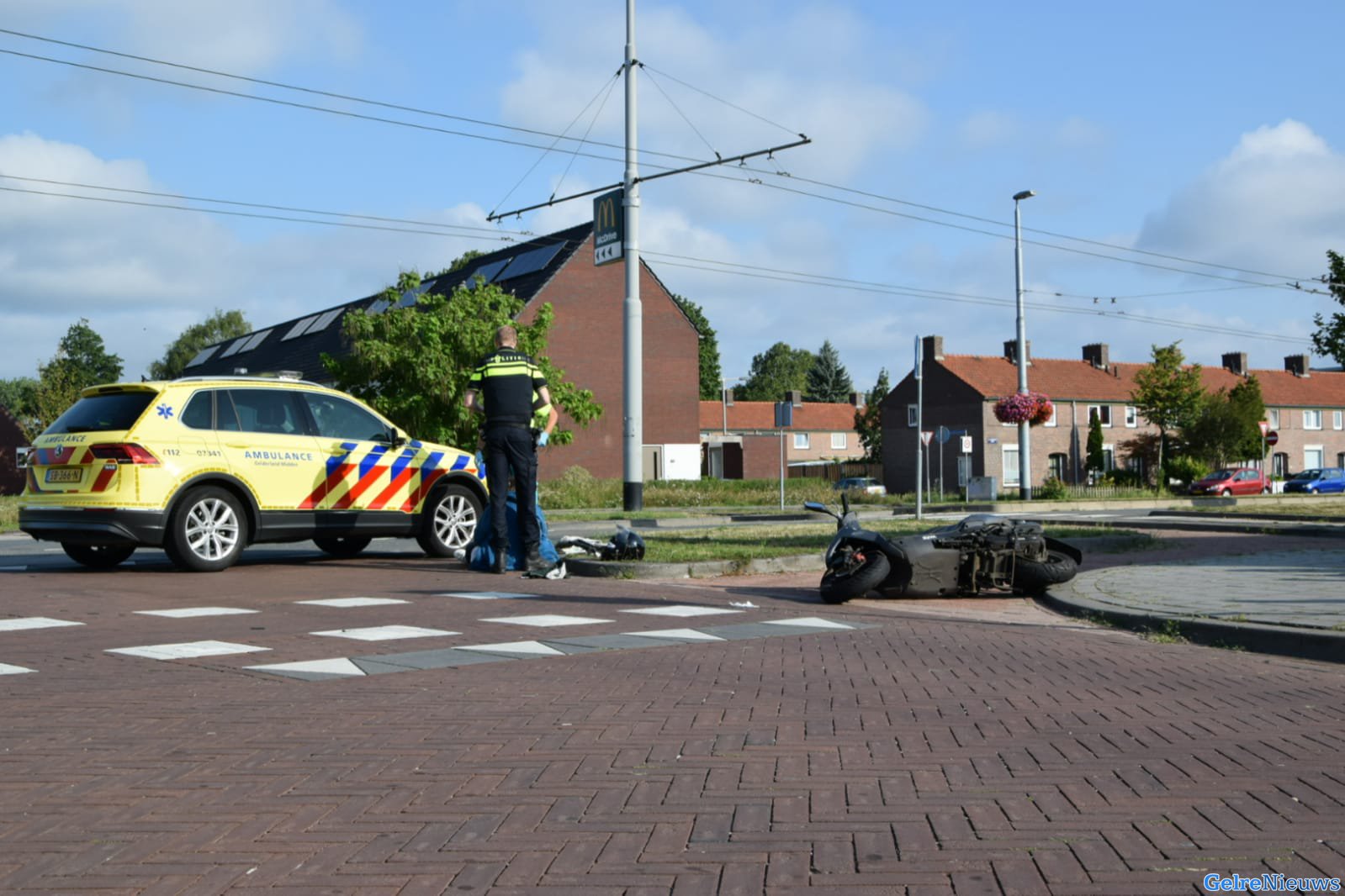 Gewonde bij aanrijding tussen scooter en auto in Arnhem