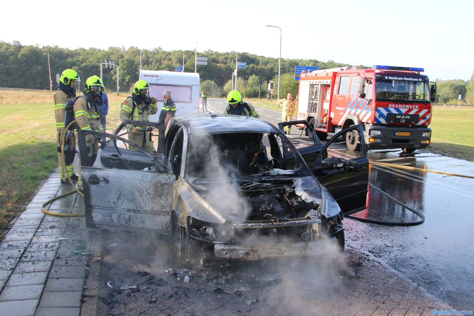 Auto bij Heelsum verwoest van gezin dat onderweg was naar vakantie