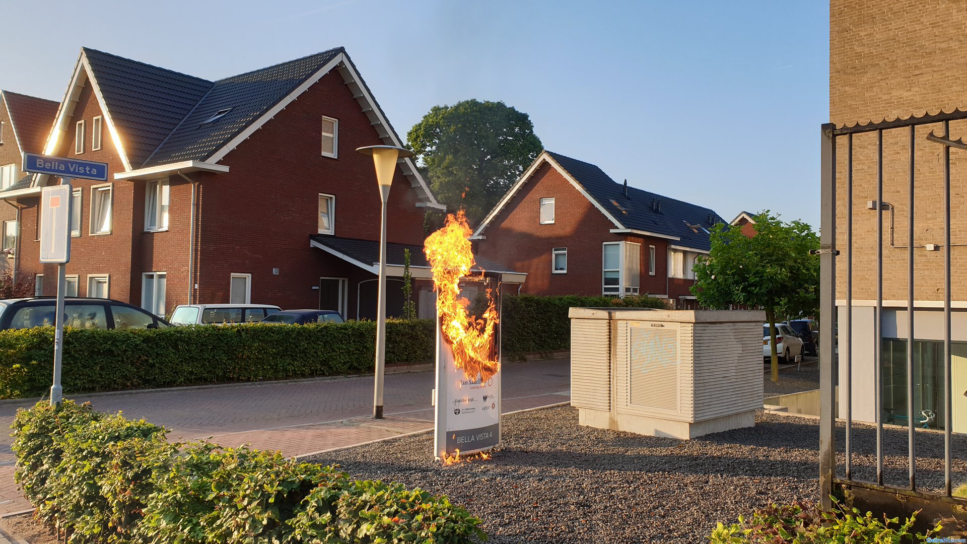 Reclamebord en fietsen in brand gestoken in Arnhem